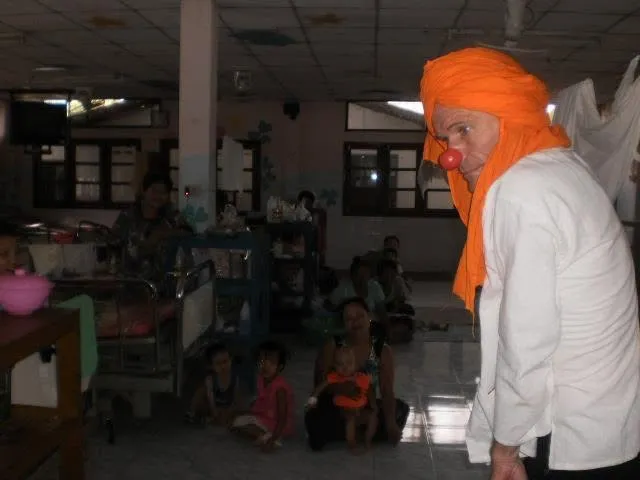 Spectacle à l’hôpital birman (Birmanie)