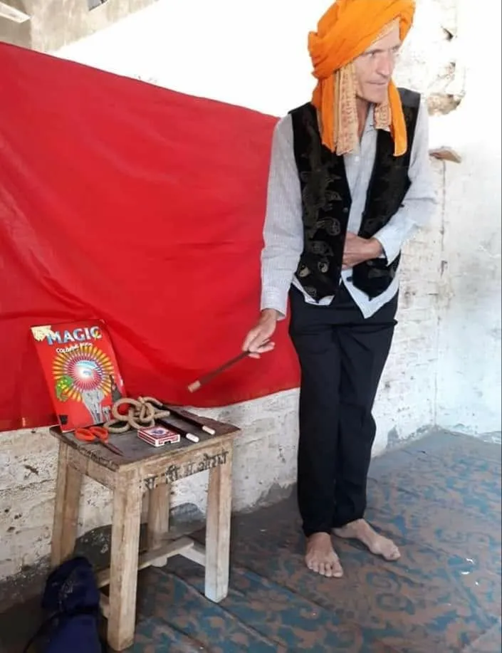 Le saltimbanque et son fatras magique (Inde)
