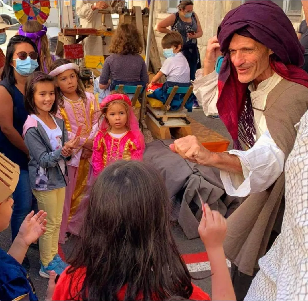 Sylvain en magicien médiéviste, costume et accessoires d'un autre temps