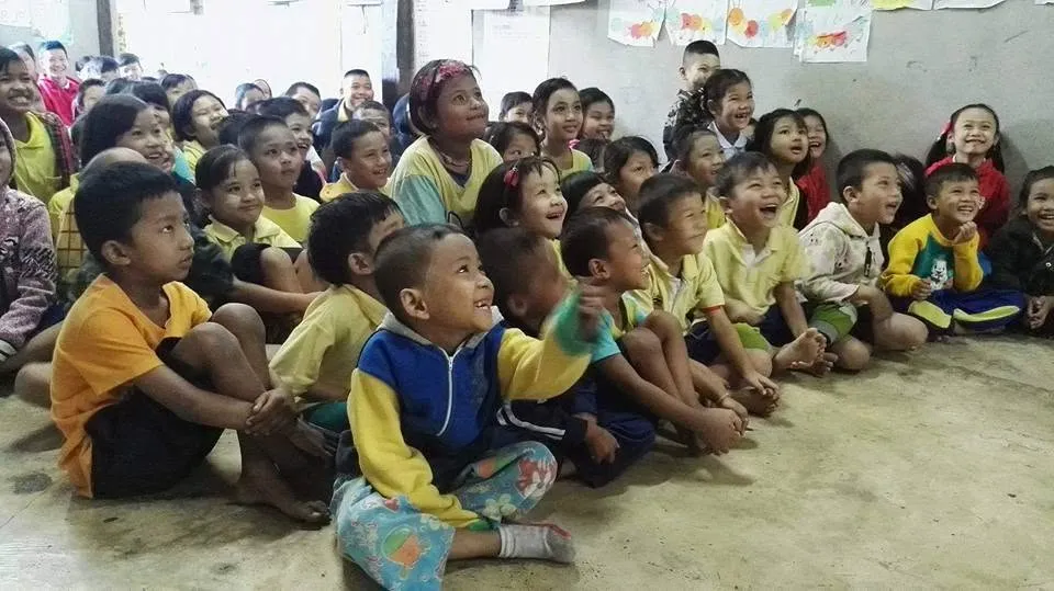Sous le soleil tropical (Écoles des migrants birmans)
