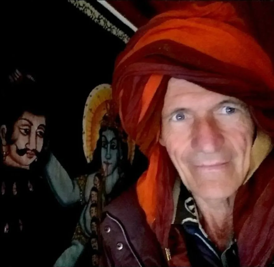 Sylvain dans une autre facette de son personnage de magicien