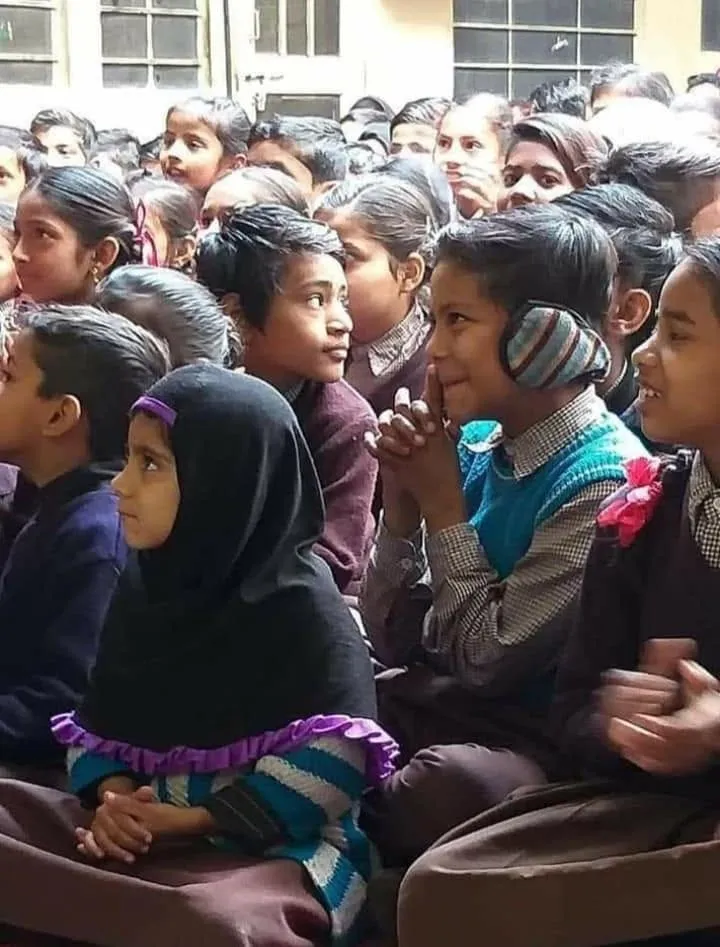 Le saltimbanque et son fatras magique (Inde)