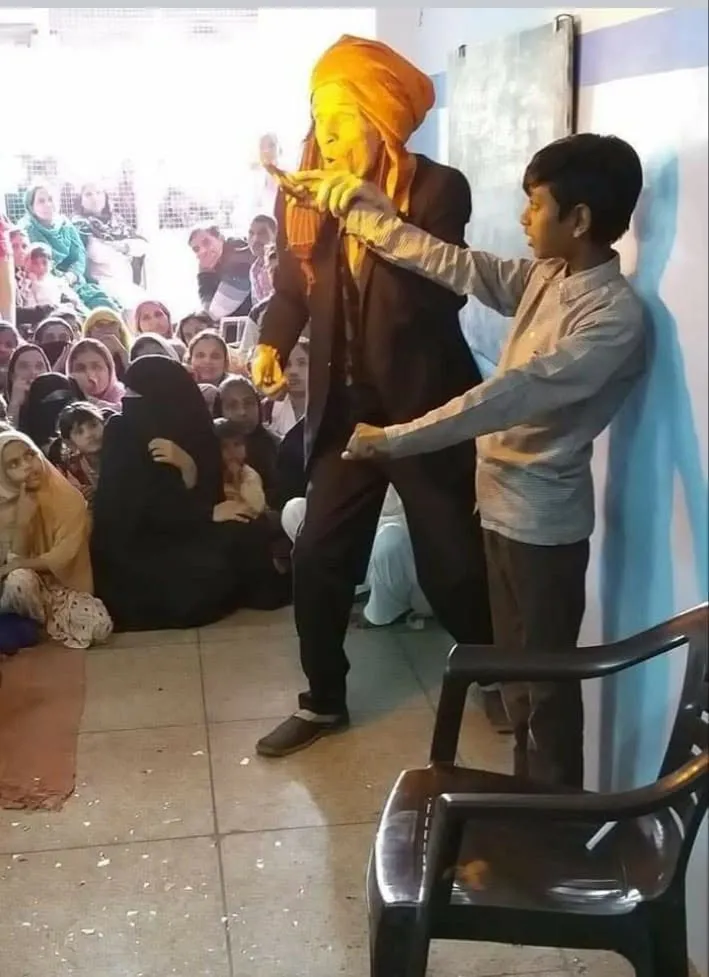 Le saltimbanque et son fatras magique (Inde)