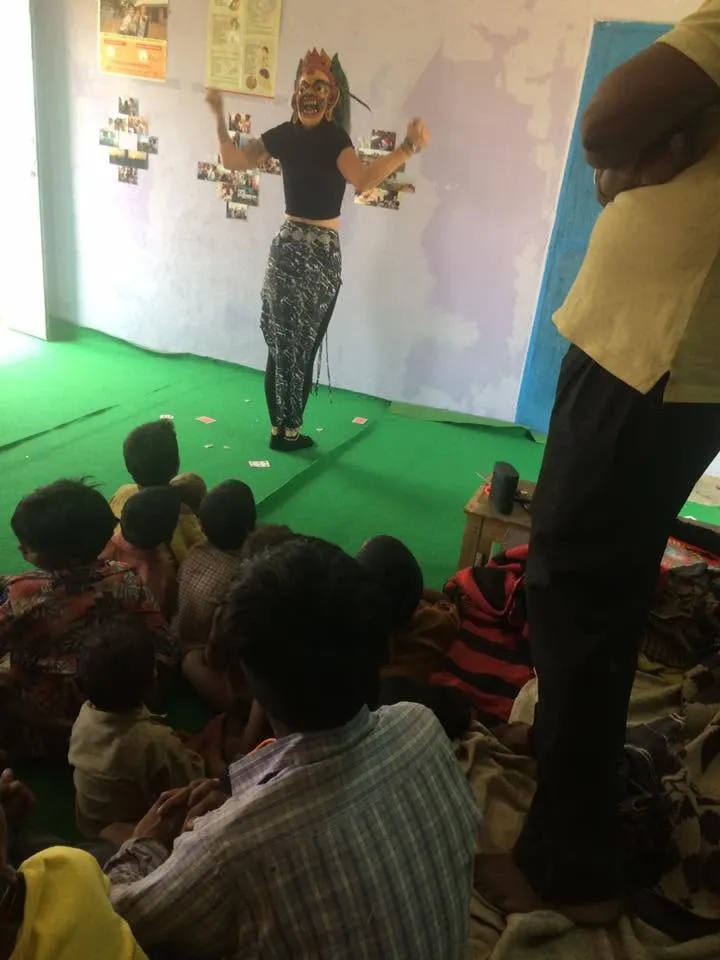 Joba danse en plein air, devant des enfants, lors d'une halte sur la route d'Orchhâ