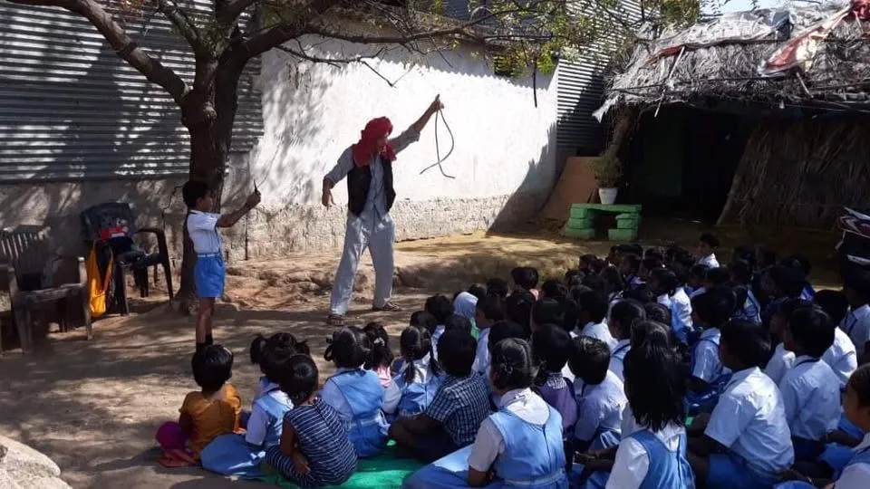 Hampi, le tuk tuk scolaire (Hampi — Inde)