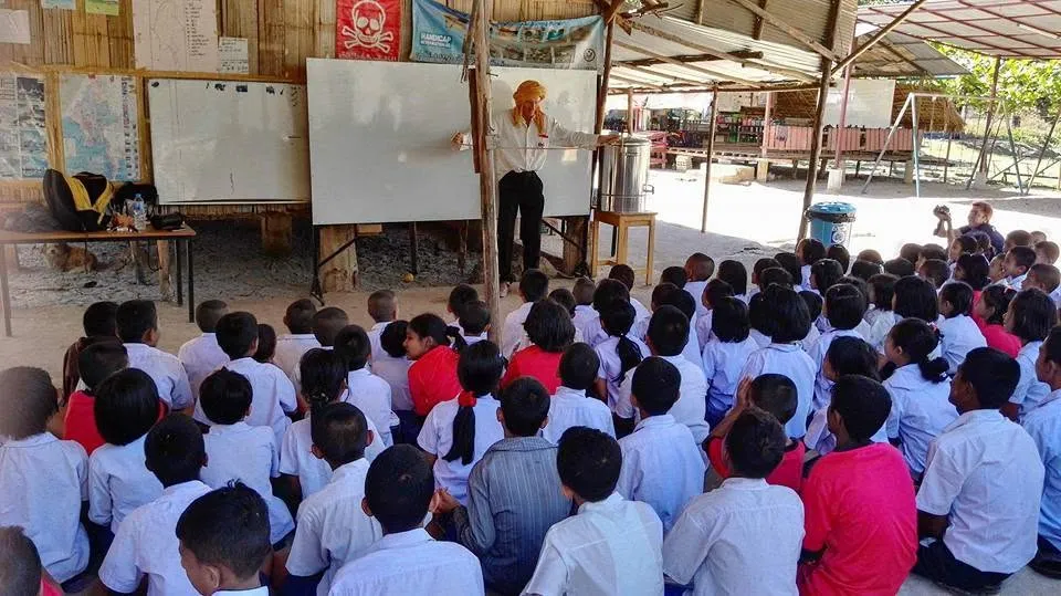 Sous le soleil tropical (Écoles des migrants birmans)