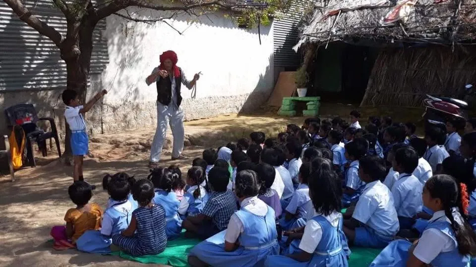 Hampi, le tuk tuk scolaire (Hampi — Inde)