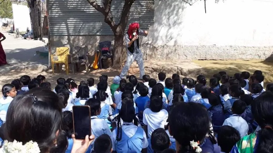 Hampi, le tuk tuk scolaire (Hampi — Inde)