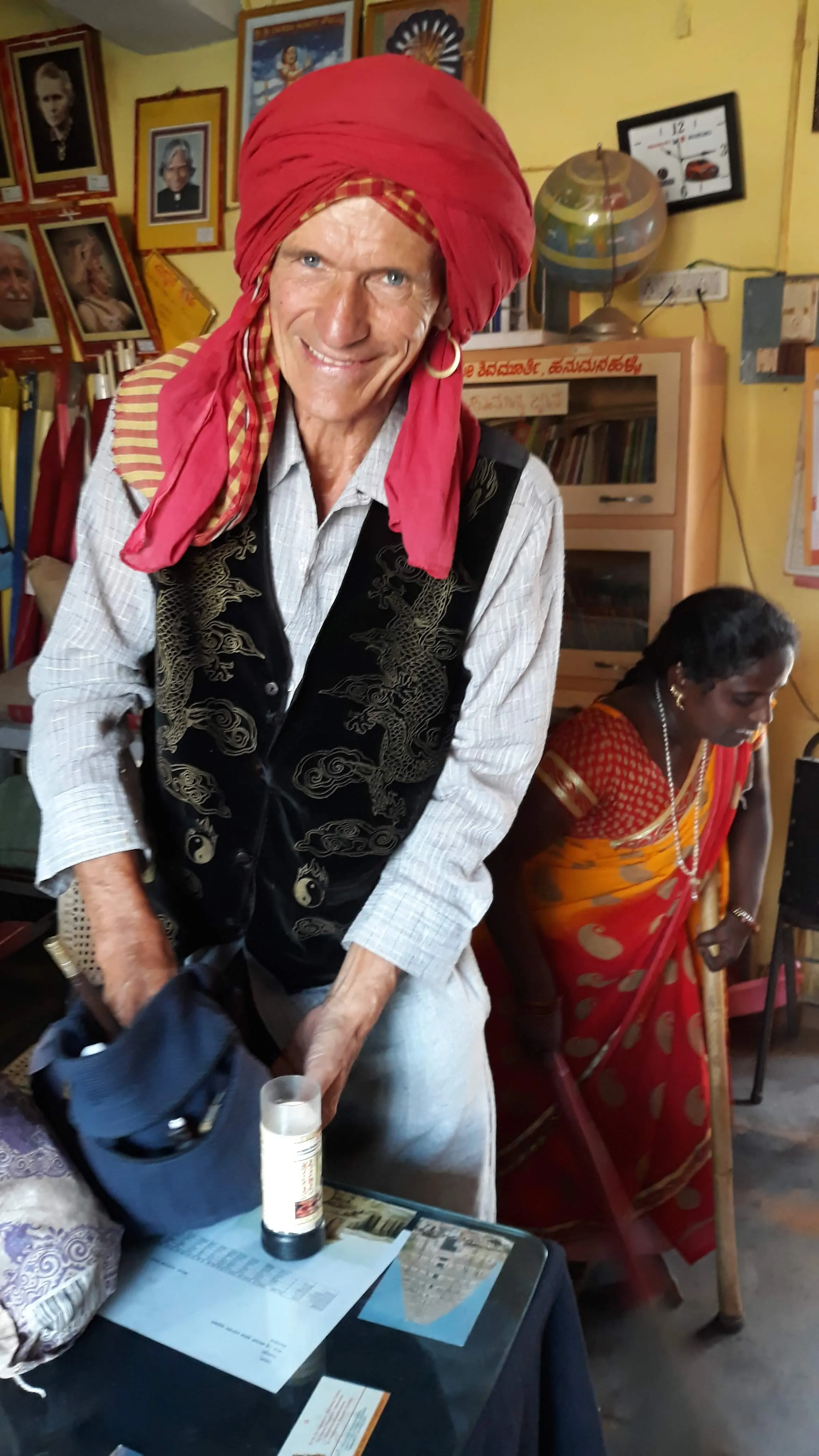 Portrait de Sylvain le magicien, turban rouge et gilet brodé